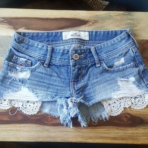 Hollister low-rise lace pockets shorts